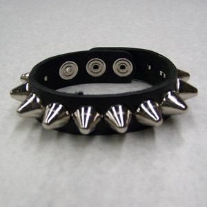 Pulsera de cuero de grano completo premium con tachuelas de 19 mm de ancho y una sola fila de 12 mm (UK77) en negro, rojo, rosa y blanco.