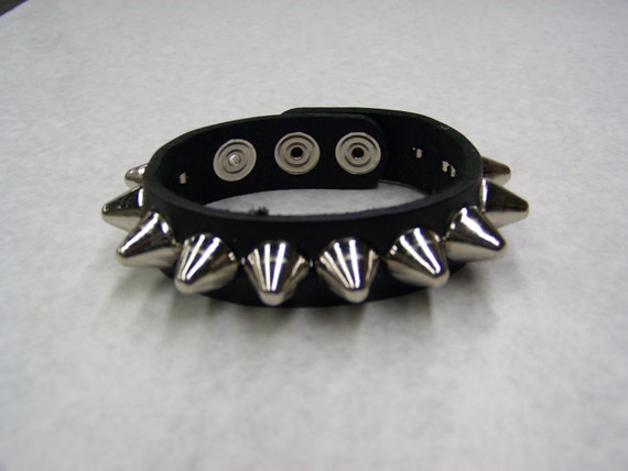 Handmade 3/4" - 19mm Wide Full Grain Leather studded Wristband with single rows 1/2" UK77 Apex Cone studs bracelet Rock Black Red Pink White