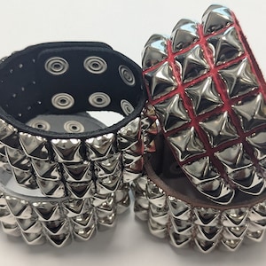 Braccialetto borchiato in pelle pieno fiore di alta qualità da 1-3/4" e 45 mm di larghezza con tre file di borchie piramidali da 1/2" Made in USA Bracciale Nero Rosso Bianco Rosa