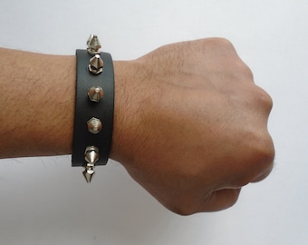 Pulsera de cuero de grano completo hecha a mano con púas, brazalete con púas hexagonales, tachuelas de ápice, estilo punk rock, glamuroso, hipster, hecha a mano en EE. UU., Nueva York.