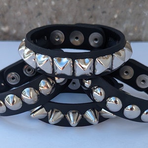 Schwarz Vegan Freundliches Material 3/4 &quot;19 mm 1 Reihe Nieten Armband Armband Manschette 1/2&quot; Pyramide Nieten UK77 Apex Englisch / British Kegel Rund