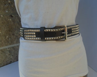 Cinturón de cuero de grano completo de 38 mm (1-1/2") y 1,5 pulgadas de ancho, hecho a mano, con 4 filas de 7 mm (1/4") de tachuelas cuadradas piramidales PY77, punta cromada plateada. Hecho en EE. UU., Nueva York.