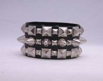Pulsera de cuero negro de 45 mm (1-3/4") de ancho, hecha a mano, con 3 filas de tachuelas cromadas y plateadas. UK77 PY/77 USA Rocker Hipster Punk.