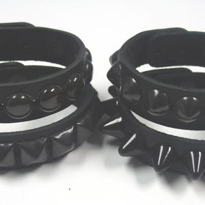 Premium 3/4&quot; - 19mm Wide Full Grain Leather Studded Wristband with 1 Single Row Black 1/2&quot; Pyramid Studs Bracelet Punk Rock Star Goth Cuff