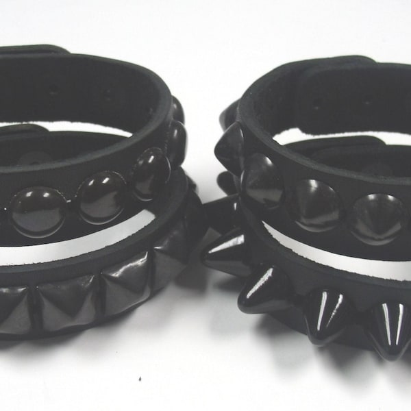 Pulsera de cuero de grano completo de 19 mm de ancho con tachuelas, hecha a mano, con una hilera de tachuelas piramidales negras de 1,27 cm, estilo punk rock, estilo gótico.