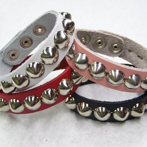 Braccialetto borchiato in pelle pieno fiore di alta qualità da 3/4" - 19 mm di larghezza con file singole di borchie coniche da 1/2" US/77, colore Rock Nero Rosso Rosa Bianco