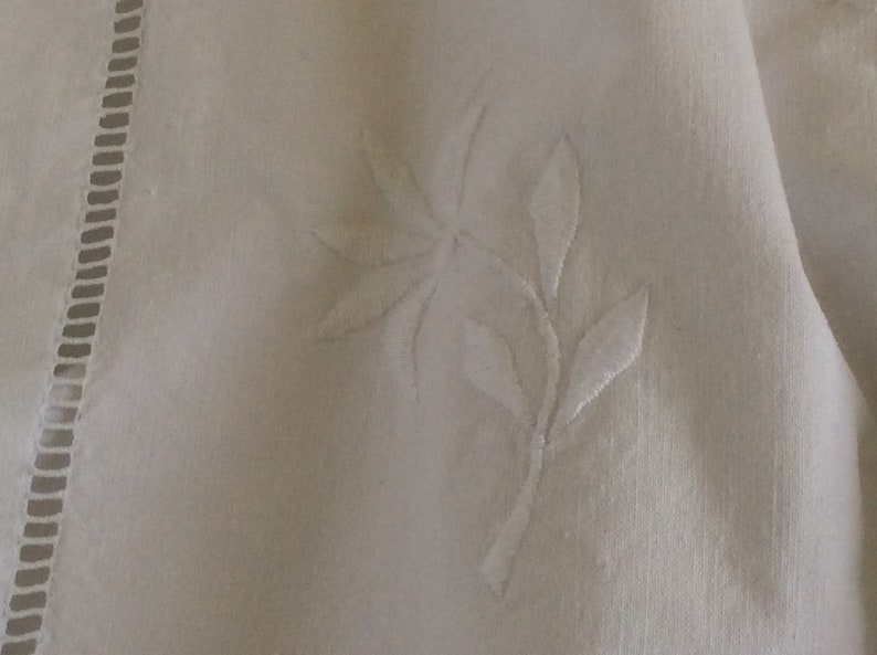 Drap ancien en coton , broderies et monogramme A M image 4