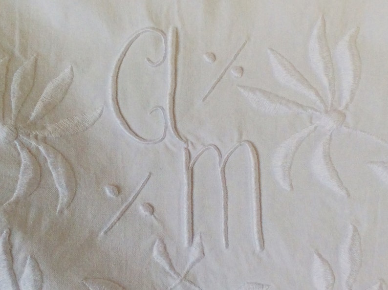 Drap ancien en coton , broderies et monogramme A M image 2