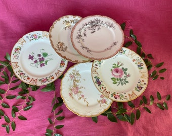 5 petites Assiettes dépareillées en porcelaines fleuries et dorés