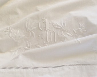 Drap ancien en coton  , broderies  et monogramme A M