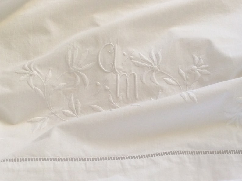 Drap ancien en coton , broderies et monogramme A M image 1