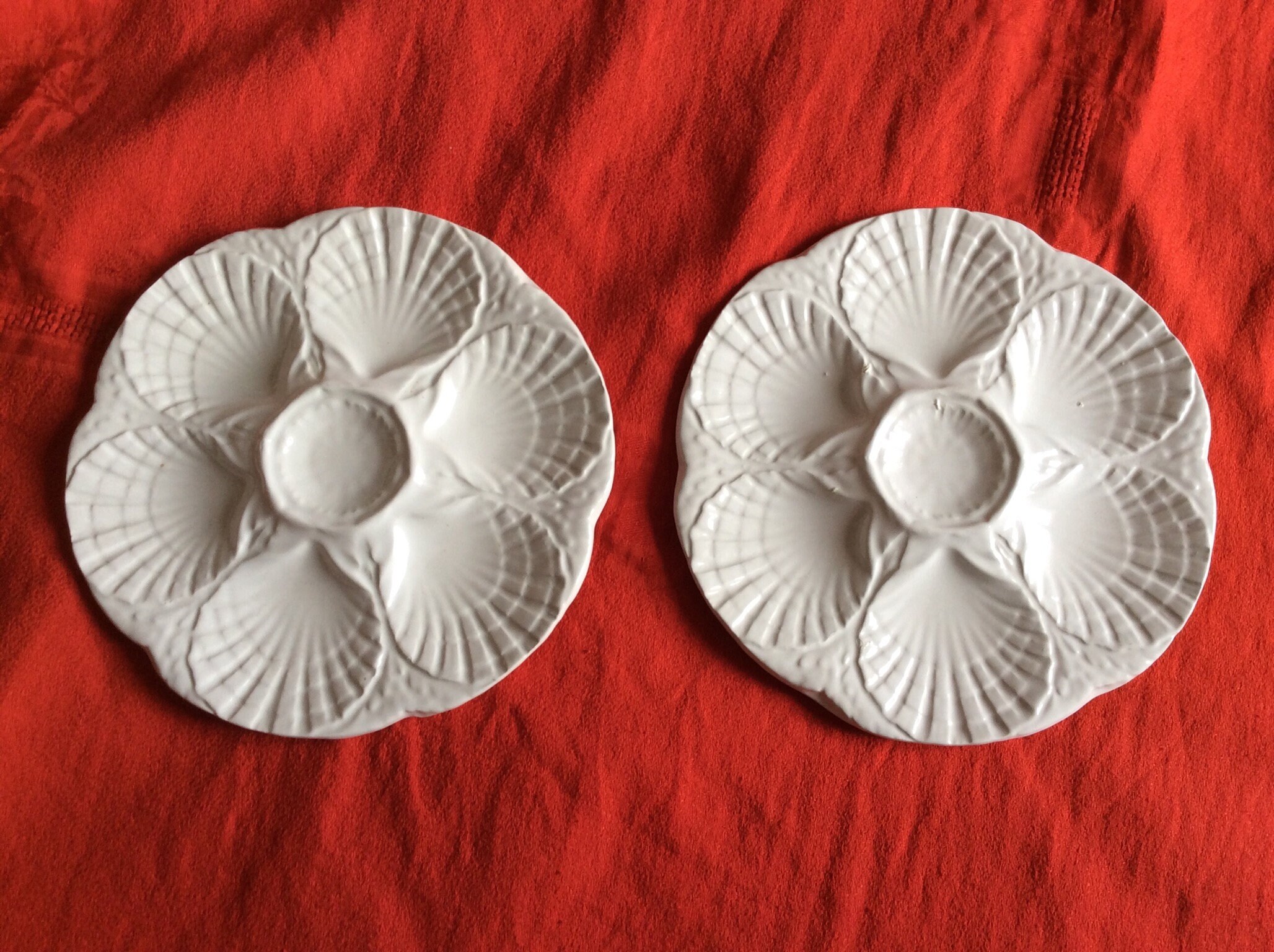 2 Assiettes Vintage Françaises en Barbotine Blanche, Sarreguemines France