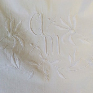 Drap ancien en coton , broderies et monogramme A M image 8