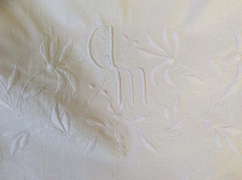 Drap ancien en coton , broderies et monogramme A M image 8