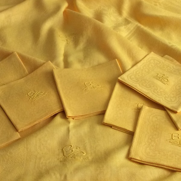 Nappe ancienne , damassée  et ses 11 serviettes , teinte en jaune