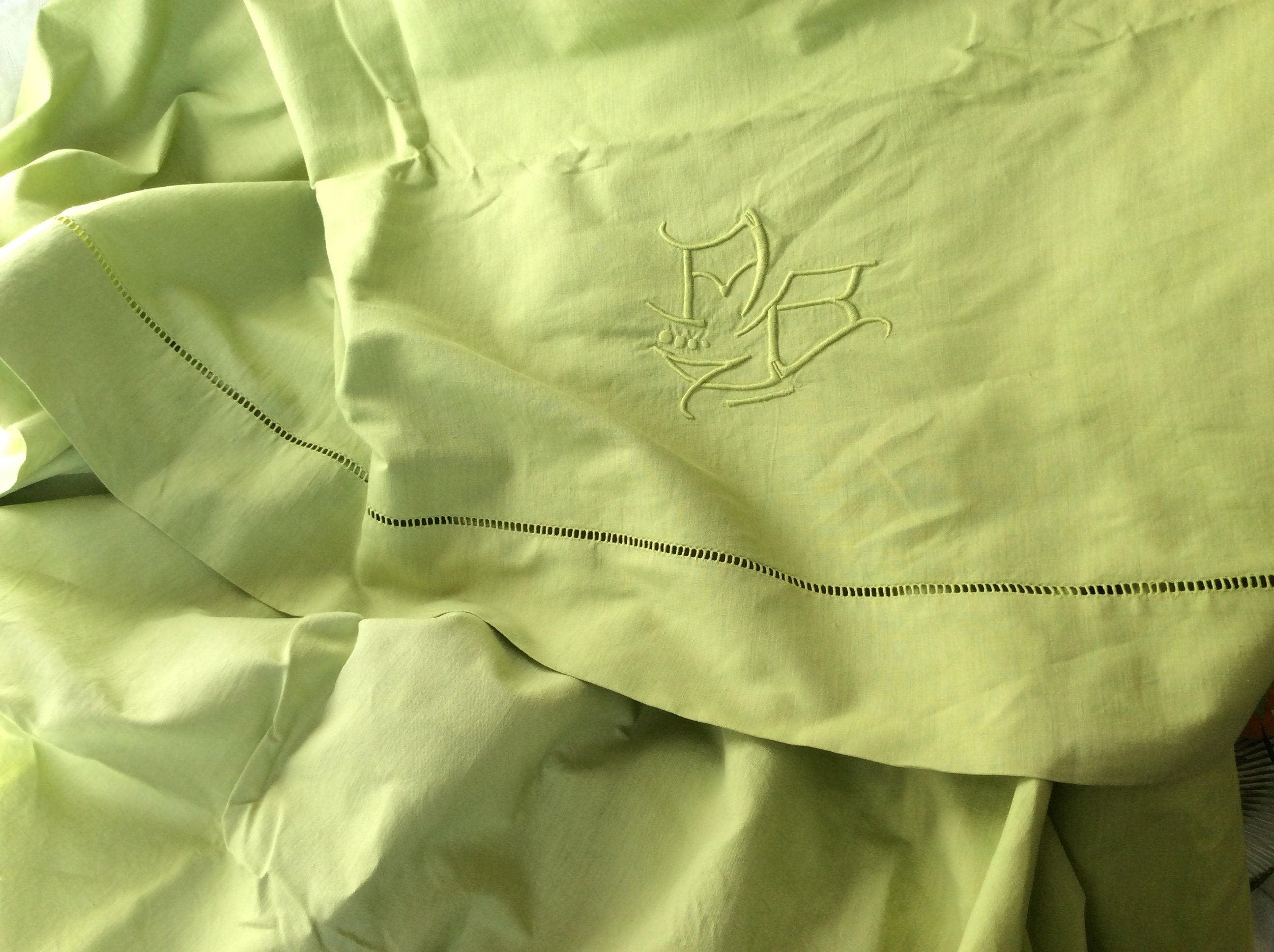 Drap Ancien en Metis Teint Vert Tilleul , Monogramme