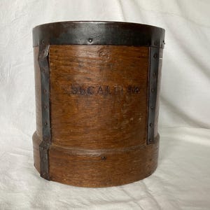 Old Decaliter , grain mesure , in Wood and métal  , Made in France