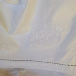 Drap ancien en coton , broderies et monogramme A M image 5