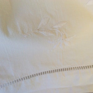 Drap ancien en coton , broderies et monogramme A M image 6