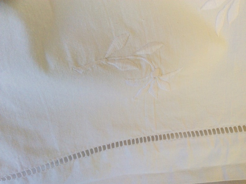 Drap ancien en coton , broderies et monogramme A M image 6