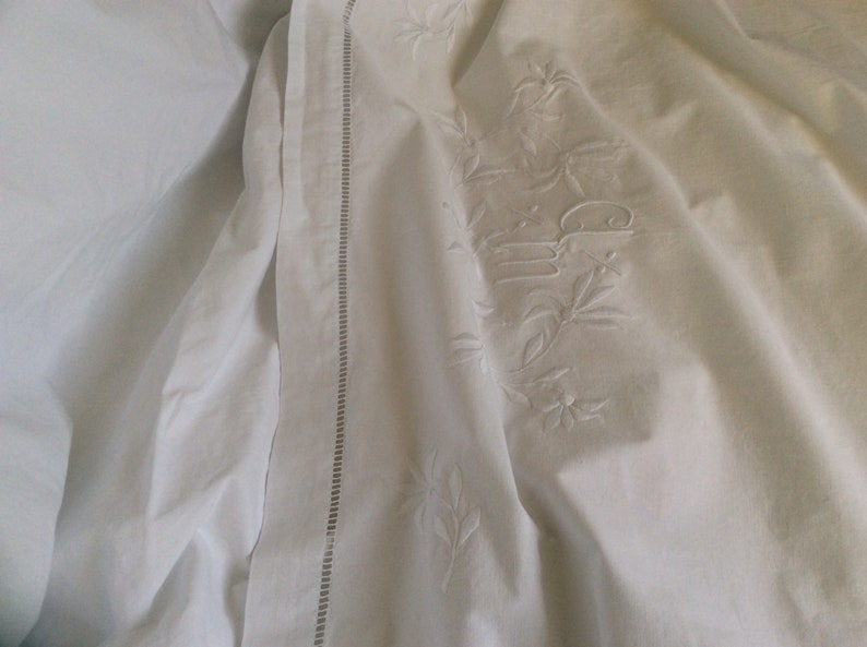 Drap ancien en coton , broderies et monogramme A M image 3