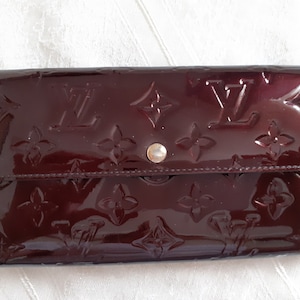 Auténtico louis vuitton Vernis Sarah Wallet charol genuino