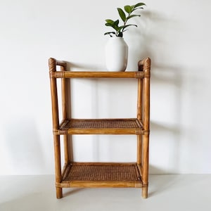 Wolnostojący regał z rattanu, wikliny i bambusa, półki z włoskiego bambusa, lata 70.