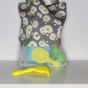 Carrying bag for sand toys, mesh bag, digging bag, daisies on grey
