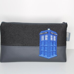 Federtasche, Kosmetiktasche bestickt mit blauer Polizei Notrufzelle, Police Box