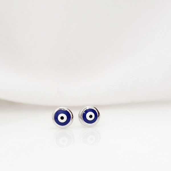 Puces d'oreilles bleu foncé Evil Eye. Argent sterling 925. Fermoirs ronds Evil Eye.Papillon