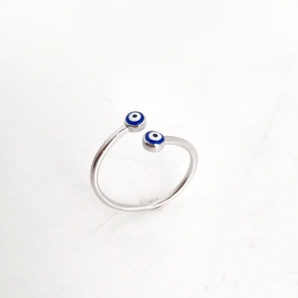 Anello aperto doppio piccolo occhio diabolico greco. Argento sterling 925. Occhio smaltato blu scuro e bianco. Gioielli di buona fortuna e protezione.