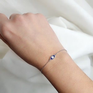 Pulsera de cadena con esmalte azul oscuro y blanco con ojo griego. Plata de ley 925 o plata bañada en oro. Joyas de buena suerte y protección.