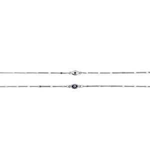 Può includere: Due braccialetti a catena d'argento con un ciondolo di occhio turco blu e bianco. I ciondoli sono su una catena d'argento.