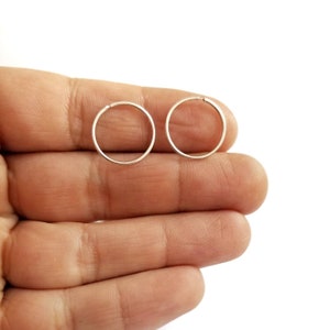 Aros de oro blanco de 14 quilates: estilo minimalista y chic