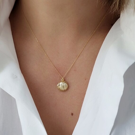Minimal pendant necklace deals
