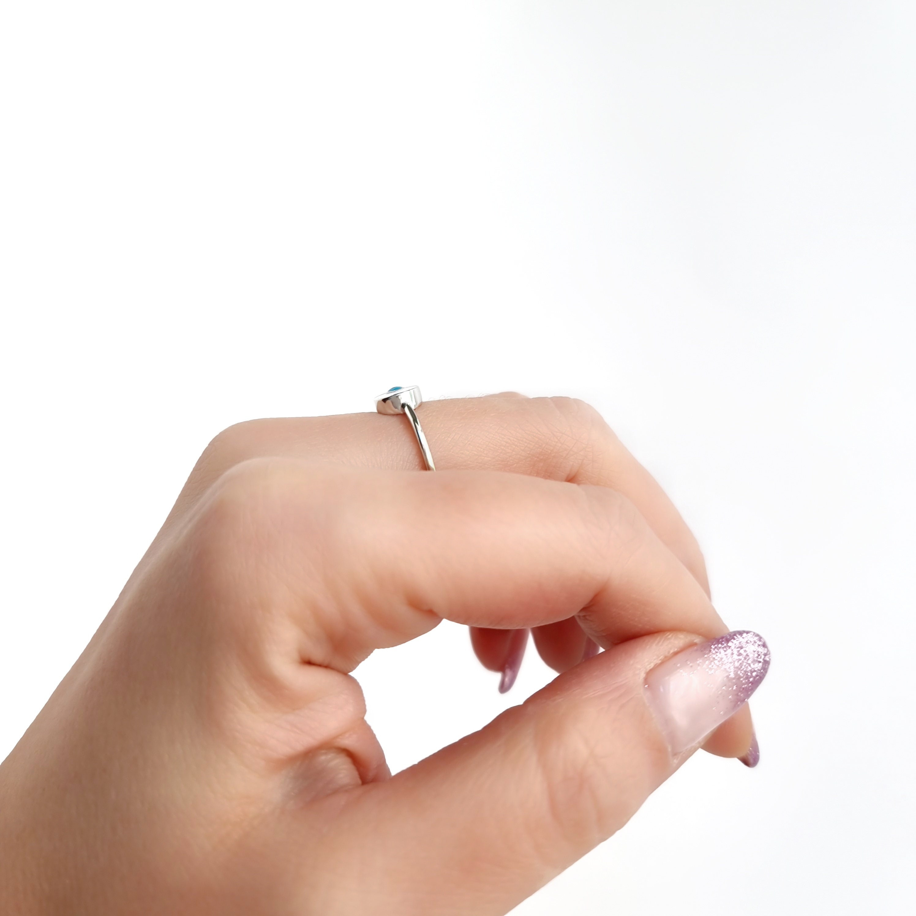 Delicato anello a chevron in argento sterling 925