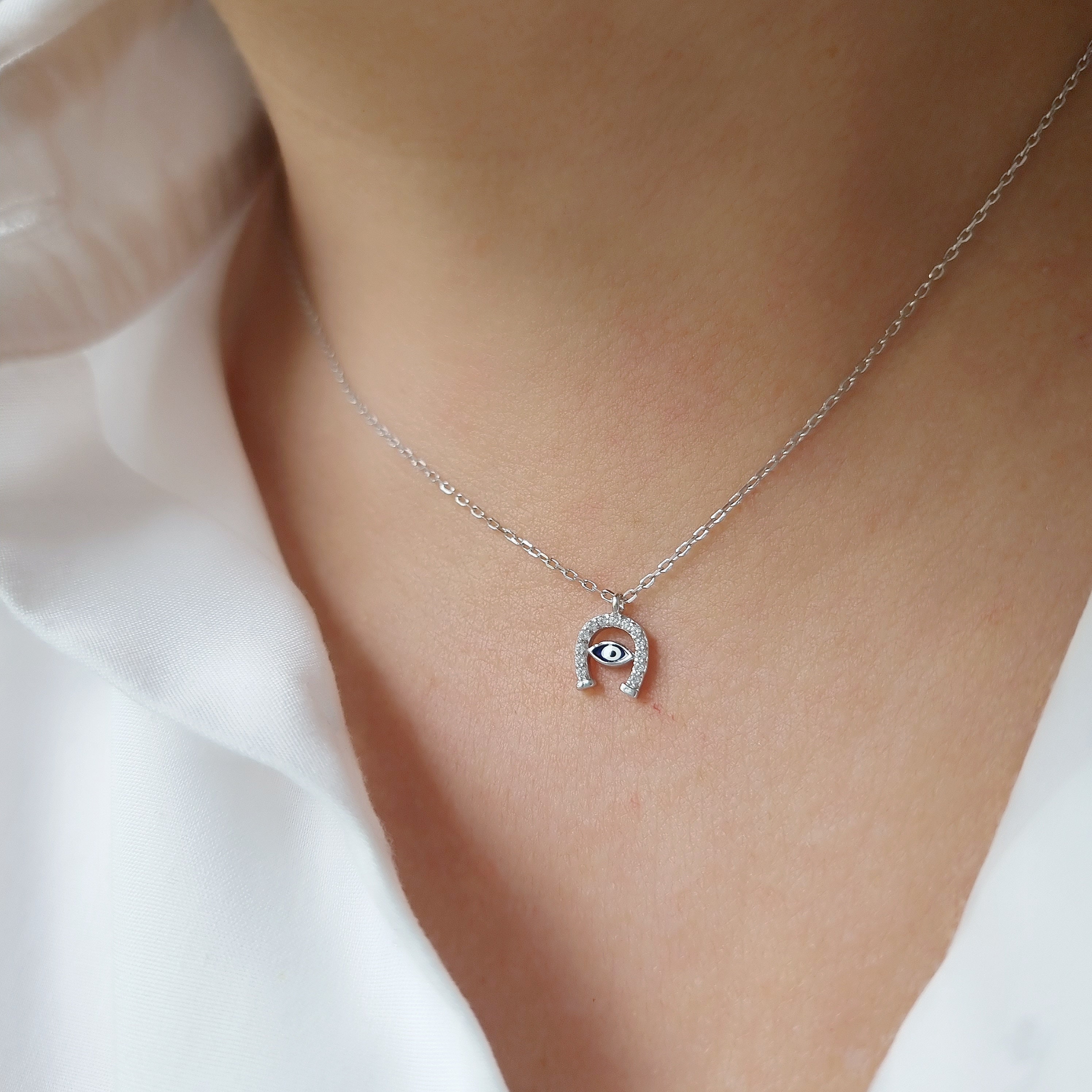 Collana con ciondolo a forma circolare in oro 18 carati con cavallo e cuore in zirconia cubica