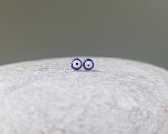 Pequeños pendientes de ojo griego azul oscuro: joyería de plata de ley 925 para la buena suerte.