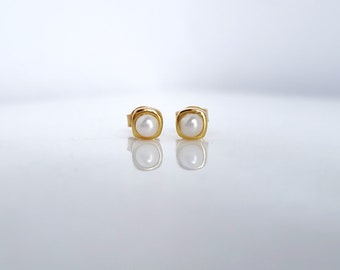 14K Square Gold Freshwater Pearl Earrings Studs. 14K Yellow Solid Gold. Geometric Shape. Freshwater White Pearls.Butterfly Clasps