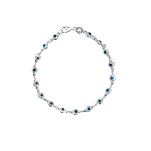 Könnte beinhalten: Ein silbernes Kettenarmband mit einer Reihe kleiner, kreisförmiger Nazar-Amulette. Jeder Anhänger besteht aus einer weißen Basis mit einem blauen und schwarzen Zentrum. Das Armband wird mit einem Karabinerverschluss geschlossen und hat ein kleines Metallschild.