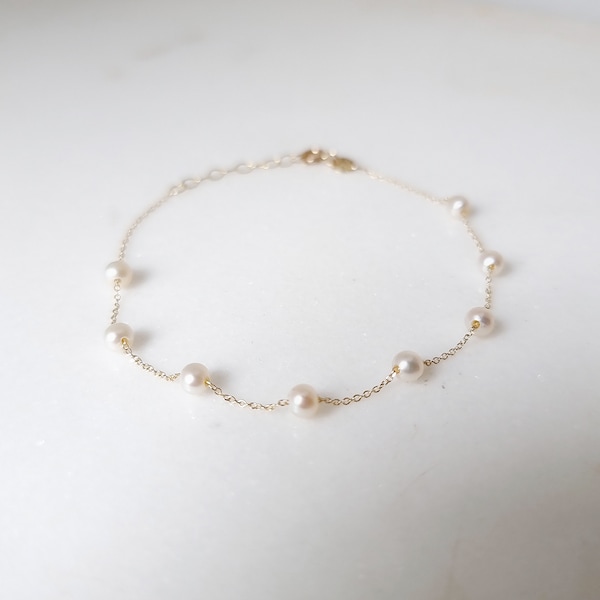 14K Minimal & Chic Eight Tiny Freshwater Pearl Rosario Style Bracelet. Or massif jaune 14 carats. Bracelet perle.