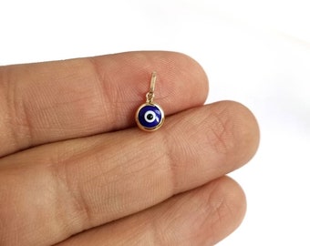 Petit pendentif mauvais œil grec bleu foncé en or 14 carats. Or jaune massif 14 carats. Oeil bleu lapis. Porte-bonheur et porte-bonheur.