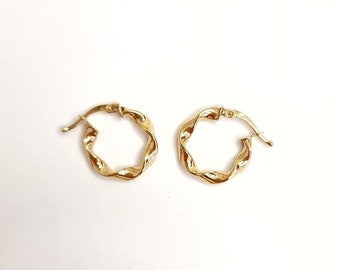 14K Yellow Solid Gold Chic Hoop Earrings.Minimalist Hoop Earrings. 2.6mm Thin Gold Hoops.