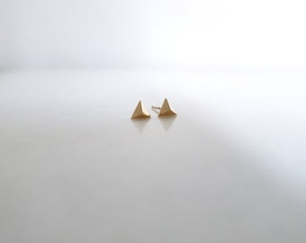 14K Geometric Pyramid Triangular Studs Earrings. 14K Yellow Solid Gold. Pyramid Triangular Shape. Butterfly 14K Yellow Gold Clasps.