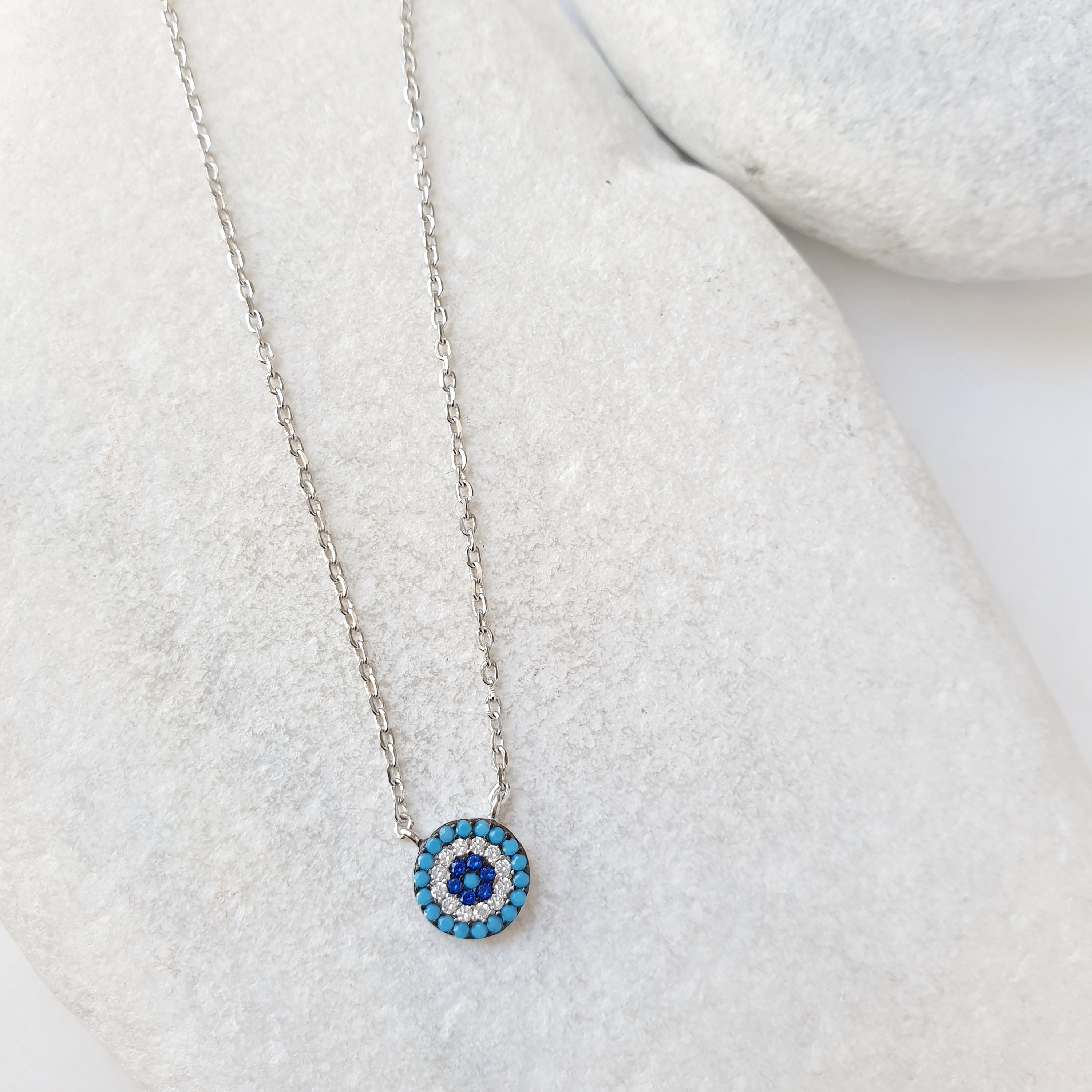 Round Turquoise Evil Eye Pendant Chain Collana. Collana d'argento 925 Sterling. Bianco turchese blu scuro cubico zirconia. Fascino di protezione. - Italia