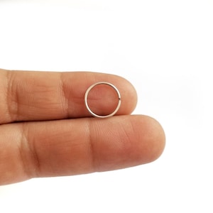 14K ホワイト ソリッド ゴールドのシックなフープ イヤリング。ミニマリスト フープ イヤリング。0.9 mm の薄いゴールド フープ。