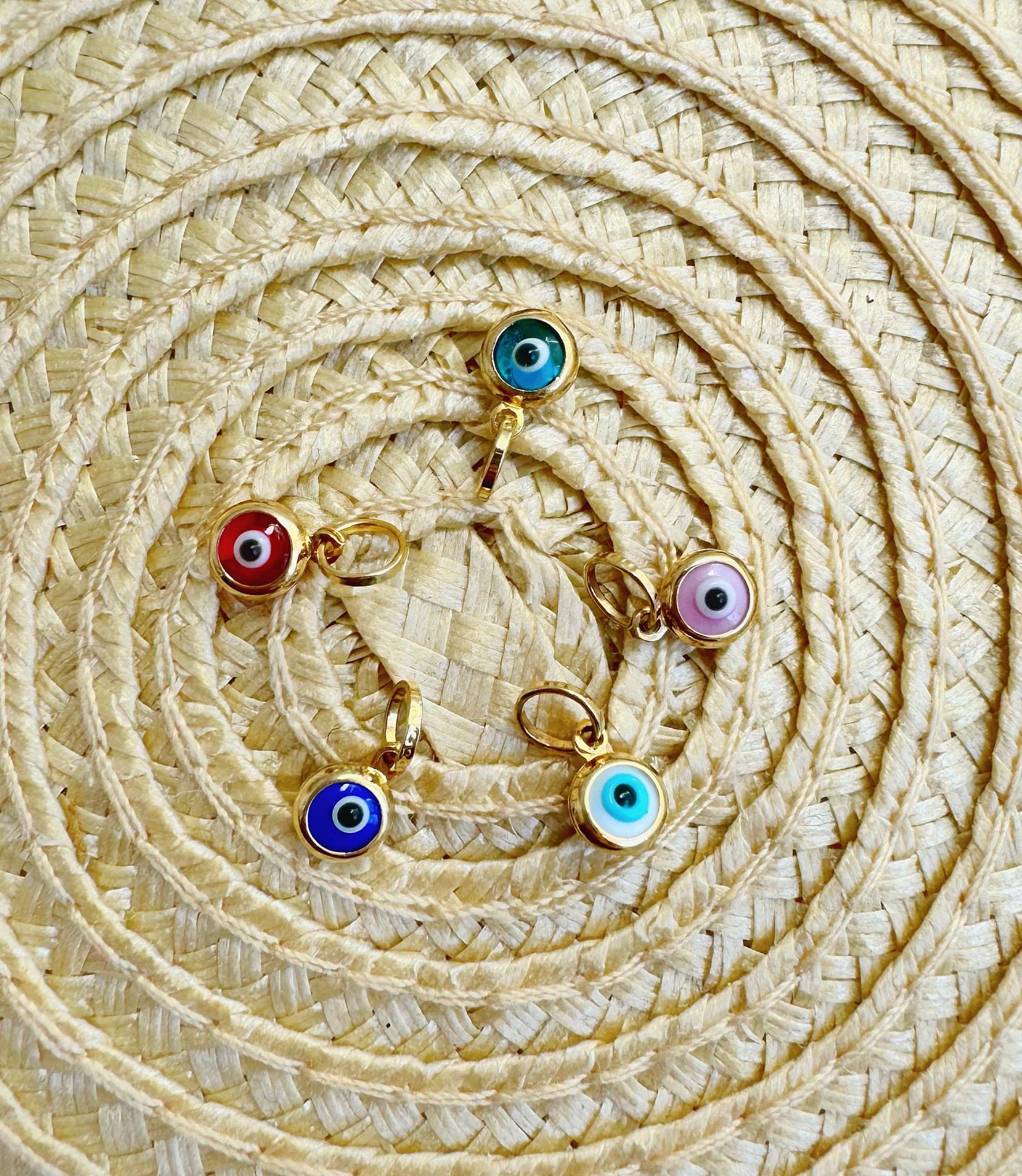 14K Tiny Gold griechischen Evil Eye Anhänger. 14K Gelbgold. Schutz- und Glücksbringer. 5 Farben erhältlich