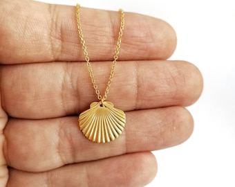 9K Yellow Solid Gold Seashell Necklace Pendant. Seashell Charm. Summer Charm Necklace. Beautiful Gold Details.
