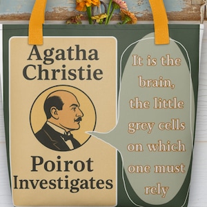 Könnte beinhalten: Eine grüne Tragetasche mit gelben Griffen, mit Text und einer Illustration aus einem Agatha Christie-Roman. Der Text enthält "Agatha Christie" und "Poirot Investigates". Ein Zitat ist ebenfalls enthalten.