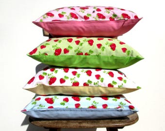 Taie d’oreiller « Fraises » en rose, bleu clair, jaune clair et vert clair. Housse de coussin de canapé dans un style vintage minable. Cadeau pour la fête des mères.